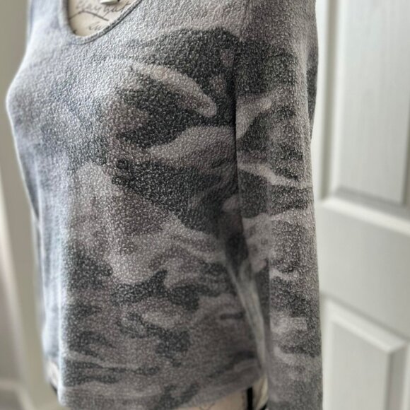 Cropped Fuzzy Army Grey & Green Camouflage Long-Sleeve Top & a top Strappy Back - Picture 3 of 6